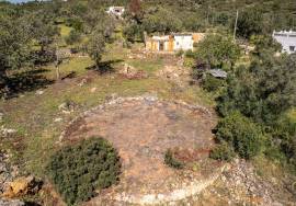 Semi-detached Ruin sitting in 4.360m² of land with a small sea view, just outside Moncarapacho Semi-detached Ruin sitting in 4.360m² of land with a small sea view, just outside Moncarapacho