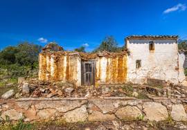 Semi-detached Ruin sitting in 4.360m² of land with a small sea view, just outside Moncarapacho Semi-detached Ruin sitting in 4.360m² of land with a small sea view, just outside Moncarapacho