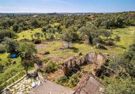Semi-detached Ruin sitting in 4.360m² of land with a small sea view, just outside Moncarapacho Semi-detached Ruin sitting in 4.360m² of land with a small sea view, just outside Moncarapacho