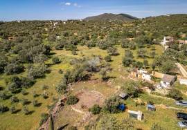 Semi-detached Ruin sitting in 4.360m² of land with a small sea view, just outside Moncarapacho Semi-detached Ruin sitting in 4.360m² of land with a small sea view, just outside Moncarapacho
