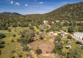 Semi-detached Ruin sitting in 4.360m² of land with a small sea view, just outside Moncarapacho Semi-detached Ruin sitting in 4.360m² of land with a small sea view, just outside Moncarapacho