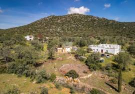 Semi-detached Ruin sitting in 4.360m² of land with a small sea view, just outside Moncarapacho