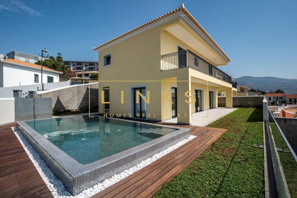 Incredible 3 Bedroom Villa With Sea View