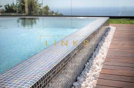 Incredible 3 Bedroom Villa With Sea View