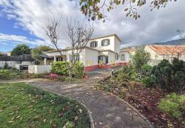 Serene Refuge in Ponta do Sol: Discover the Exclusive Charm of this Country House - A Unique Investment Opportunity