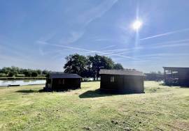 À vendre a Bergerac, Ensemble de gites sur 30500m2 de parc, piscine et etang de peche