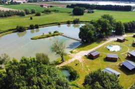 À vendre a Bergerac, Ensemble de gites sur 30500m2 de parc, piscine et etang de peche