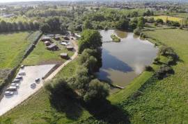 À vendre a Bergerac, Ensemble de gites sur 30500m2 de parc, piscine et etang de peche