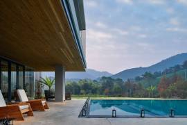 A unique project located on the main road to Vale do Lobo. Close to all of the restaurants and facilities.