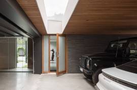 A unique project located on the main road to Vale do Lobo. Close to all of the restaurants and facilities.