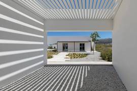 A unique project located on the main road to Vale do Lobo. Close to all of the restaurants and facilities.