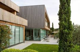A unique project located on the main road to Vale do Lobo. Close to all of the restaurants and facilities.