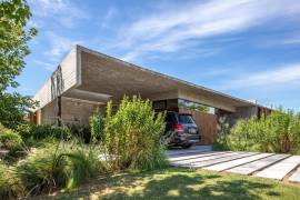 A unique project located on the main road to Vale do Lobo. Close to all of the restaurants and facilities.