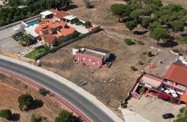 A unique project located on the main road to Vale do Lobo. Close to all of the restaurants and facilities.