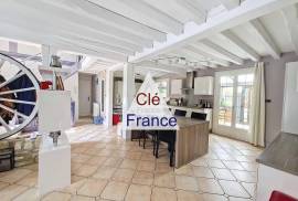 Detached Country House with Swimming Pool