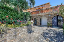 Stunning Villa with Open Sea Views Stunning Villa with Open Sea Views