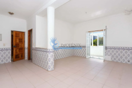 3 bedroom apartment + 3 outbuildings located in Parchal-Lagoa
