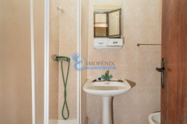 3 bedroom apartment + 3 outbuildings located in Parchal-Lagoa