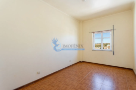 3 bedroom apartment + 3 outbuildings located in Parchal-Lagoa