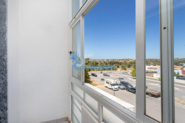 3 bedroom apartment + 3 outbuildings located in Parchal-Lagoa
