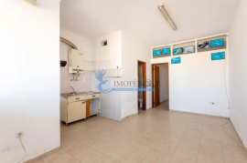 3 bedroom apartment + 3 outbuildings located in Parchal-Lagoa