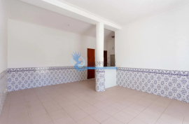 3 bedroom apartment + 3 outbuildings located in Parchal-Lagoa