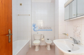 3 bedroom apartment + 3 outbuildings located in Parchal-Lagoa
