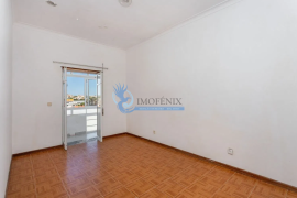 3 bedroom apartment + 3 outbuildings located in Parchal-Lagoa