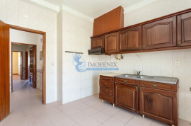 3 bedroom apartment + 3 outbuildings located in Parchal-Lagoa