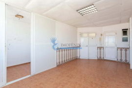 3 bedroom apartment + 3 outbuildings located in Parchal-Lagoa