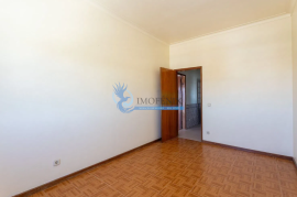 3 bedroom apartment + 3 outbuildings located in Parchal-Lagoa