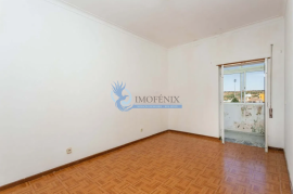 3 bedroom apartment + 3 outbuildings located in Parchal-Lagoa