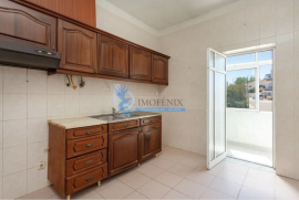 3 bedroom apartment + 3 outbuildings located in Parchal-Lagoa