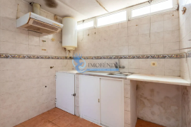 3 bedroom apartment + 3 outbuildings located in Parchal-Lagoa