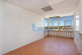 3 bedroom apartment + 3 outbuildings located in Parchal-Lagoa