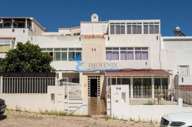 3 bedroom apartment + 3 outbuildings located in Parchal-Lagoa