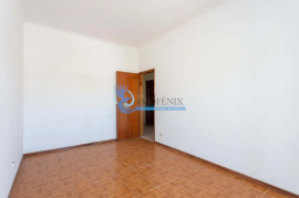3 bedroom apartment + 3 outbuildings located in Parchal-Lagoa