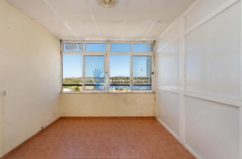 3 bedroom apartment + 3 outbuildings located in Parchal-Lagoa