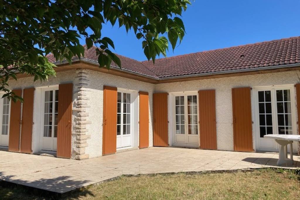 €139780 - Ruffec : Attractive 2 Bedroom Bungalow With Garden And Garage