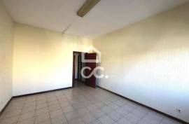 Two shops for rent in the center of Chaves