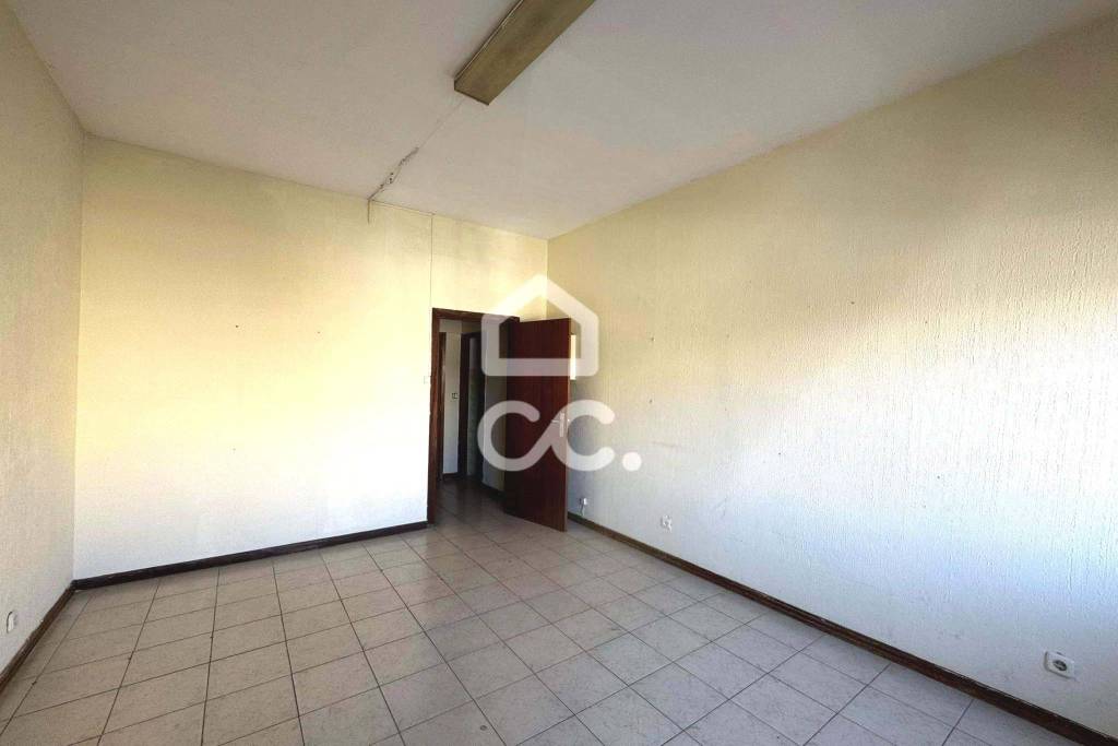 Two shops for rent in the center of Chaves