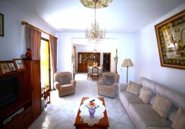 4 bedroom single storey villa with garage and swimming pool