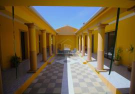 4 bedroom single storey villa with garage and swimming pool