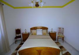 4 bedroom single storey villa with garage and swimming pool
