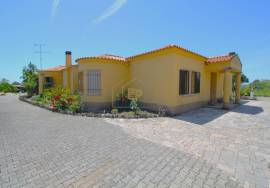 4 bedroom single storey villa with garage and swimming pool
