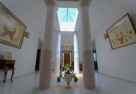 4 bedroom single storey villa with garage and swimming pool