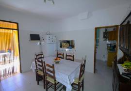 4 bedroom single storey villa with garage and swimming pool