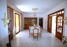 4 bedroom single storey villa with garage and swimming pool