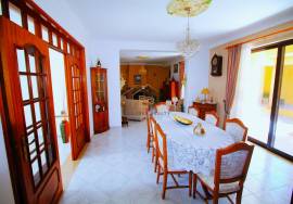 4 bedroom single storey villa with garage and swimming pool