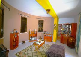 4 bedroom single storey villa with garage and swimming pool